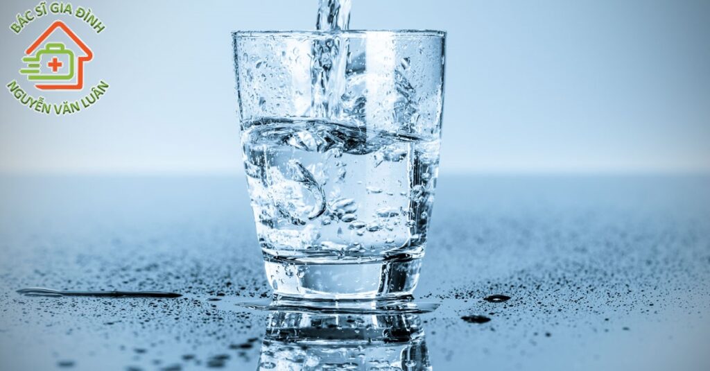 Uống nhiều nước giúp phòng tránh viêm đường tiết niệu